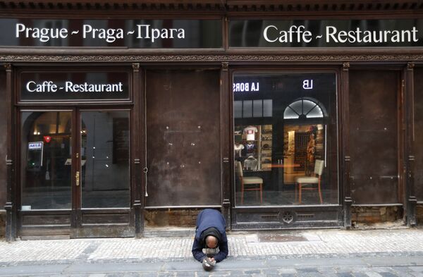 Нищий на коленях перед закрытым рестораном в Праге, Чехия - Sputnik Azərbaycan