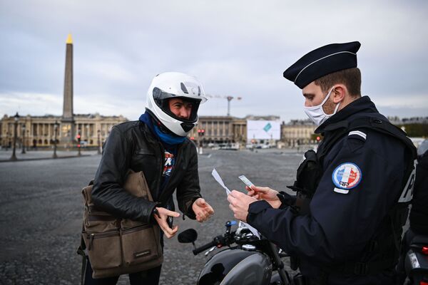 Французский полицейский проверяет документы мотоциклиста на площади Согласия в Париже, Франция - Sputnik Азербайджан