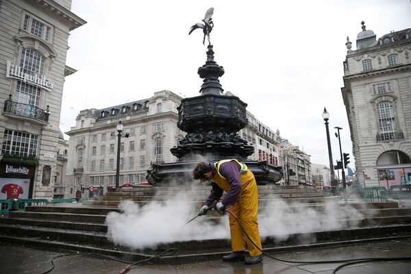 Рабочий во время чистки ступенек фонтана Шафтсбери в Лондоне, Великобритания - Sputnik Азербайджан