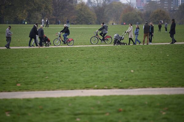 Люди в Гайд-парке в центре Лондона - Sputnik Azərbaycan