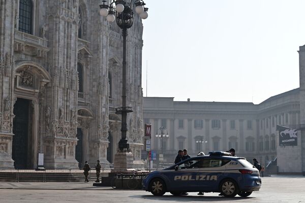 Солдаты итальянской армии и полицейские перед собором Дуомо в центре Милана - Sputnik Azərbaycan