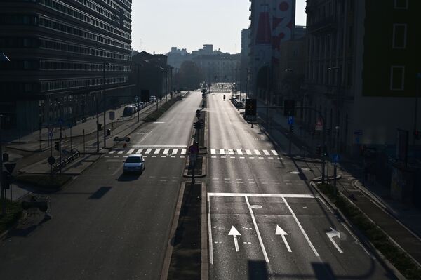 Пустая улица в центре Милана - Sputnik Азербайджан