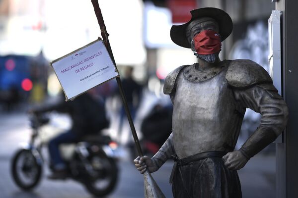 Статуя Дон Кихота в центре Мадрида, Испания - Sputnik Азербайджан