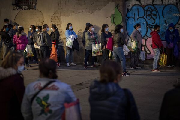 Люди в очереди за бесплатной едой в Барселоне, Испания  - Sputnik Азербайджан