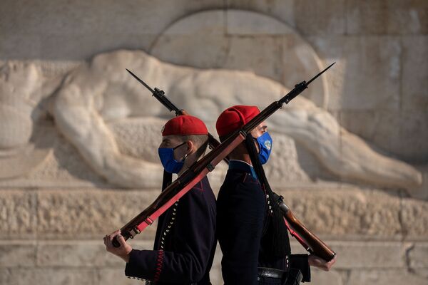 Греческие президентские гвардейцы в защитных масках несут дежурство перед Могилой Неизвестного солдата во время локдауна, объявленного правительством в связи с коронавирусом, в Афинах, Греция - Sputnik Азербайджан