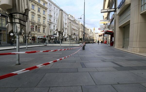 Закрытые кафе в пешеходной зоне во время локдауна, объявленного правительством в связи с коронавирусом, в Вене, Австрия - Sputnik Azərbaycan