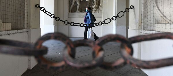 Женщина в маске идет по городу во время локдауна, объявленного правительством в связи с коронавирусом, в Вене, Австрия - Sputnik Азербайджан