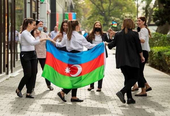 Азербайджанский народный танец яллыВнесен в список нематериального культурного наследия ЮНЕСКО в 2018 году.Яллы – массовый хороводный народный танец Нахчывана. В основном исполняется на открытом воздухе, на свадьбах, гуляньях и народных торжествах. В танце принимают участие как мужчины, так и женщины. Возглавляющий танец глава хоровода называется &quot;яллы баши&quot;. Выйдя на середину круга, он начинает играть шёлковым платком, постепенно к хороводу один за другим присоединяются все желающие. В 2018 году ЮНЕСКО объявило яллы одним из шедевров устного и нематериального культурного наследия человечества от Азербайджана, нуждающихся в срочной охране. - Sputnik Азербайджан