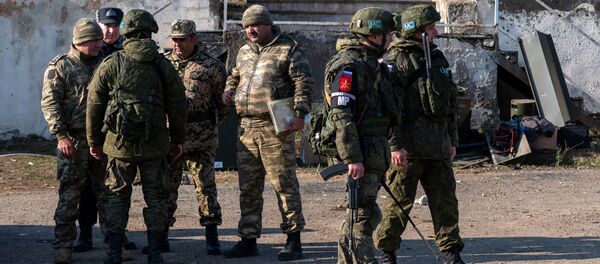 Военнослужащие азербайджанской армии с российскими миротворцами в Лачинском коридоре, фото из архива - Sputnik Азербайджан