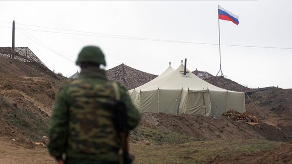 Военнослужащий на КПП у входа на базу российских миротворцев в Нагорном Карабах, фото из архива - Sputnik Azərbaycan