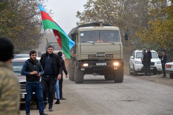 Люди встречают подразделения азербайджанской армии в Агдамском районе. Административно Агдамский район входит в состав Азербайджана - Sputnik Азербайджан
