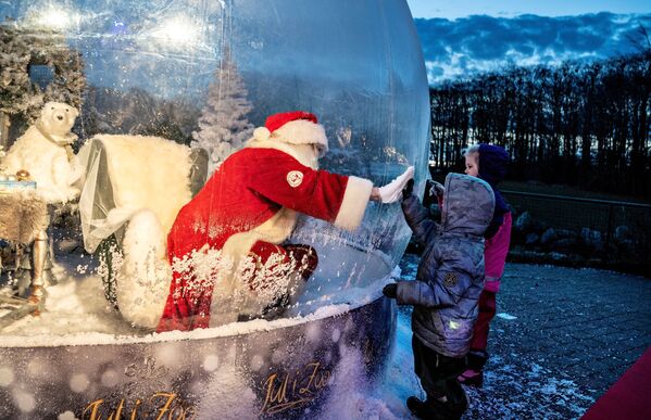 Санта-Клаус общается с детьми, сидя в огромном пузыре в зоопарке в Ольборге, Дания - Sputnik Азербайджан