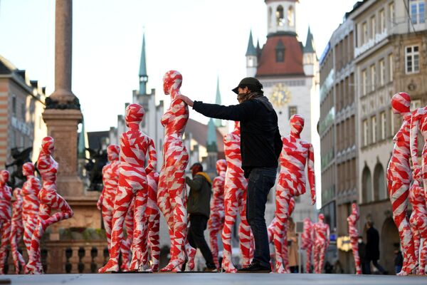 Мужчина готовит арт-инсталляцию со 111 манекенами на Мариенплац в Мюнхене, Германия - Sputnik Азербайджан