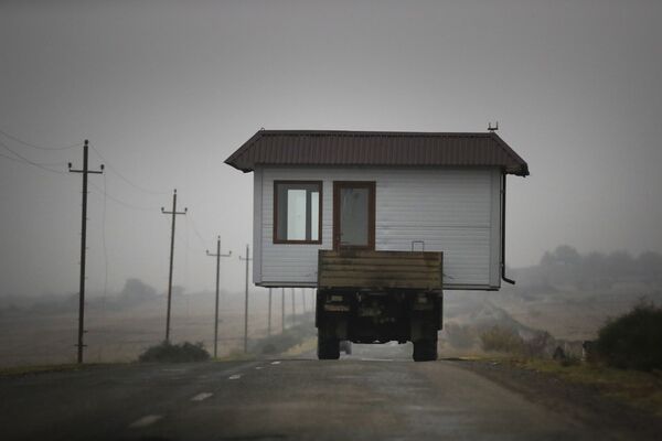 Армянская семья перевозит свой дом, покидая Нагорный Карабах - Sputnik Азербайджан