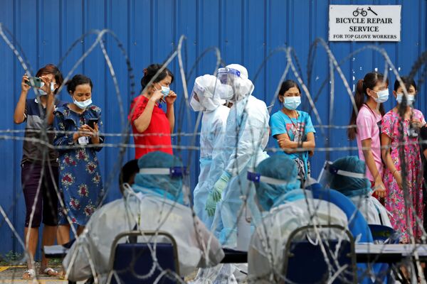 Рабочие стоят в очереди, чтобы пройти тестирование на коронавирус в Малайзии - Sputnik Азербайджан