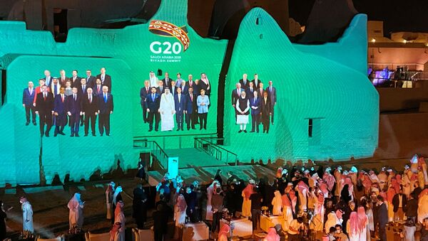 Проекция общего фото лидеров стран G20 на дворце Салва в Саудовской Аравии - Sputnik Azərbaycan