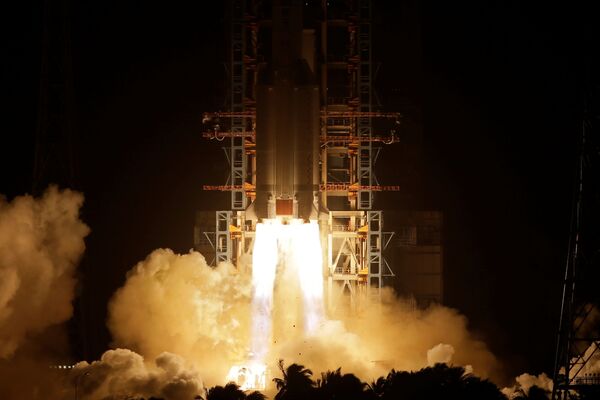 Ракета Long March-5 Y5 с лунным зондом Chang'e-5 взлетает с космодрома Вэньчан, Китай - Sputnik Azərbaycan