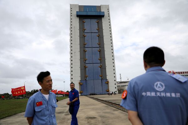 Сотрудники и инженеры космических миссий Китая перед запуском ракеты Long March-5 Y5 с космодрома Вэньчан - Sputnik Азербайджан