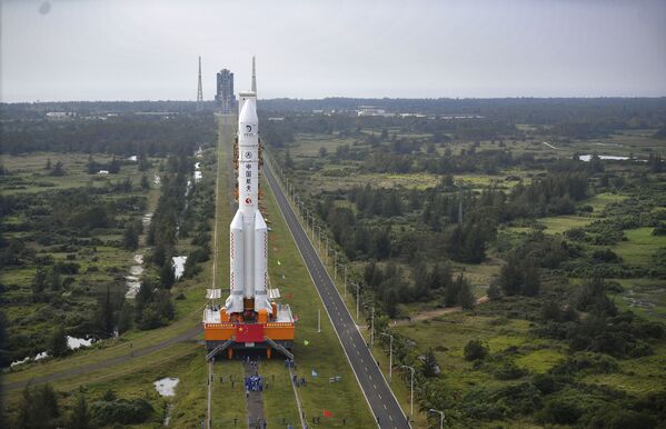 Ракету Long March-5 доставляют на космодром Вэньчан - Sputnik Азербайджан