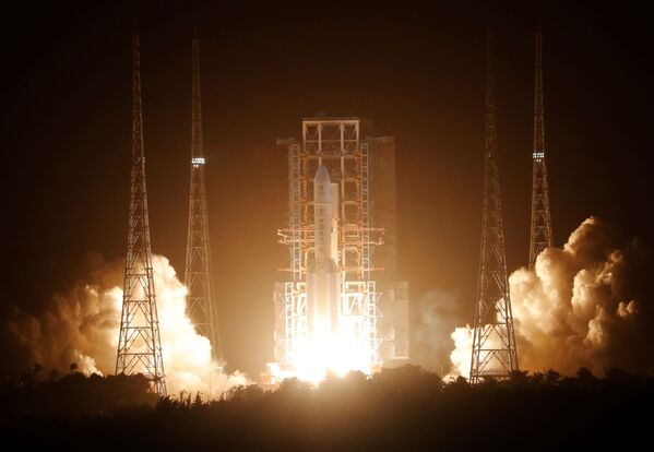 Ракета Long March-5 Y5 с лунным зондом Chang'e-5 взлетает с космодрома Вэньчан, Китай - Sputnik Азербайджан