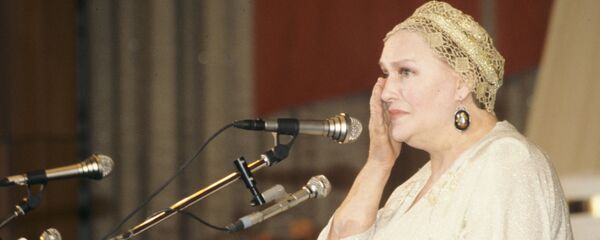 Актриса Нонна Викторовна Мордюкова на собрании-концерте кинематографистов, где была выражена поддержка Президенту РФ Б.Н. Ельцину. Центральный Дом кино. - Sputnik Азербайджан
