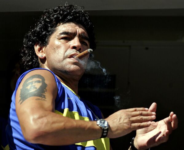 Легенда футбола Диего Марадона с кубинской сигарой и татуировкой Че Гевары, 2006 год - Sputnik Азербайджан