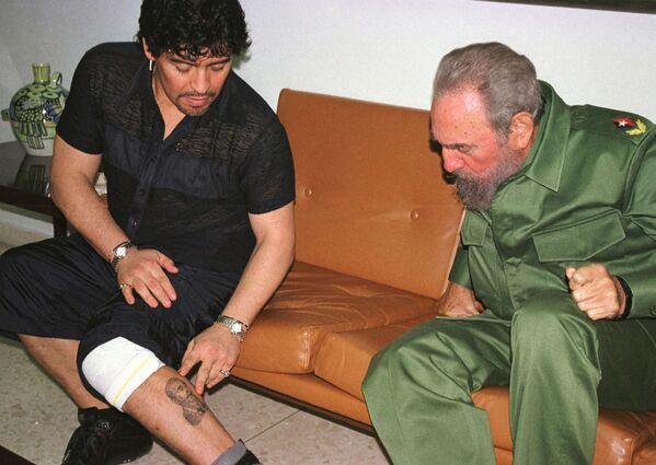 Легенда футбола Диего Марадона и президент Кубы Фидель Кастро во время встречи на Кубе, 2001 год - Sputnik Azərbaycan