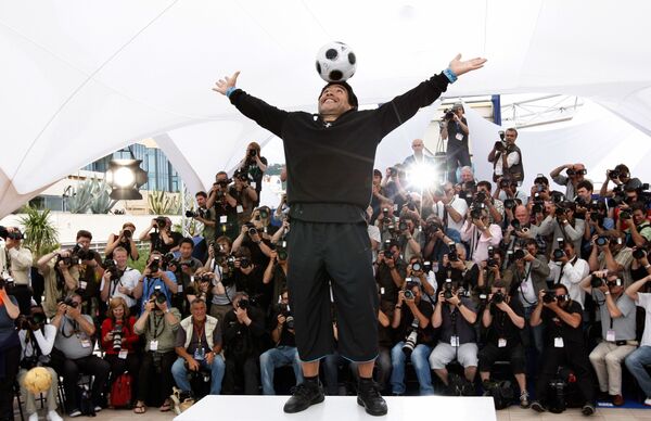 Легенда футбола Диего Марадона позирует во время презентации документального фильма о себе в Каннах, 2008 год - Sputnik Azərbaycan
