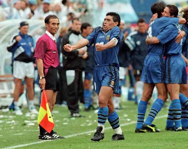  Капитан сборной Аргентины по футболу Диего Марадона празднует забитый гол в матче с Грецией на чемпионате мира в 1994 году - Sputnik Azərbaycan