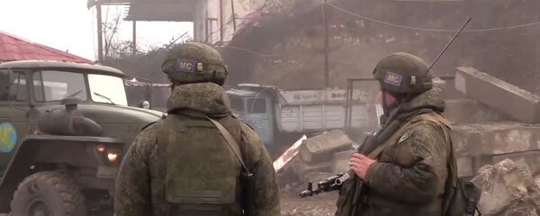 Российские миротворцы обеспечивают безопасность движения автотранспорта по Лачинскому коридору - Sputnik Азербайджан