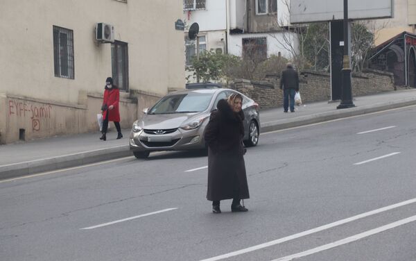 Люди на улицах Баку во время карантинного режима - Sputnik Азербайджан