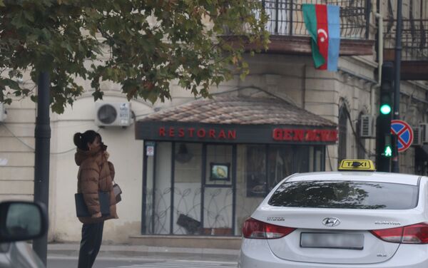 Люди на улицах Баку во время карантинного режима - Sputnik Азербайджан