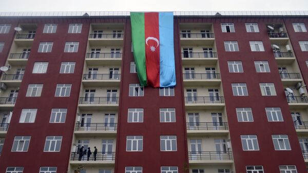 Флаг Азербайджана на жилом здании, фото из архива - Sputnik Азербайджан
