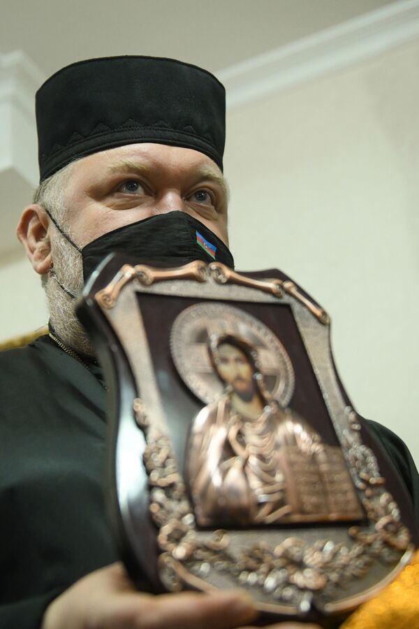 Православную икону, найденную в Гадруте, передали в храм Русской церкви в Баку - Sputnik Azərbaycan