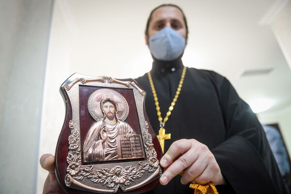 Православную икону, найденную в Гадруте, передали в храм Русской церкви в Баку - Sputnik Azərbaycan