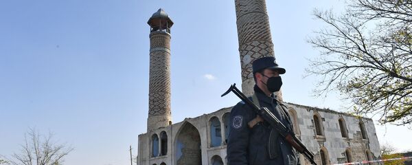 Ağdamda Cümə məscidinin qarşısında polis əməkdaşı - Sputnik Азербайджан