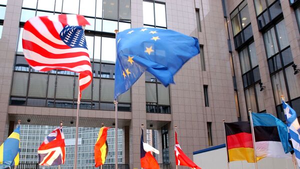Флаги США и ЕС в Брюсселе - Sputnik Азербайджан