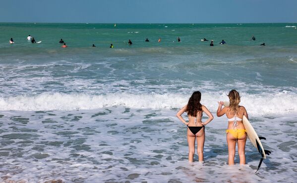 Девушки на пляже у отеля Burj al-Arab в Дубае - Sputnik Азербайджан