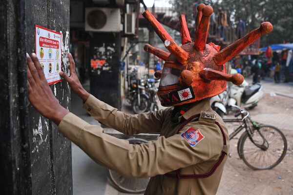  Волонтер гражданской обороны в шлеме Covid-19 в Нью-Дели, Индия - Sputnik Азербайджан