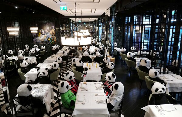 Игрушечные панды в ресторане Pino's в рамках инсталляции во Франкфурте  - Sputnik Азербайджан