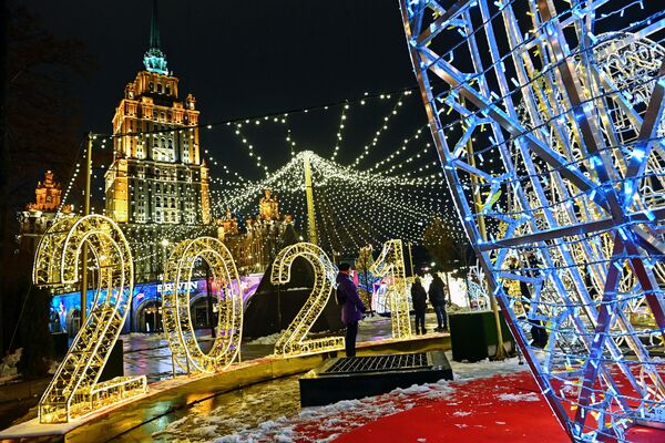 Новогодняя иллюминация на набережной Тараса Шевченко в Москве - Sputnik Азербайджан