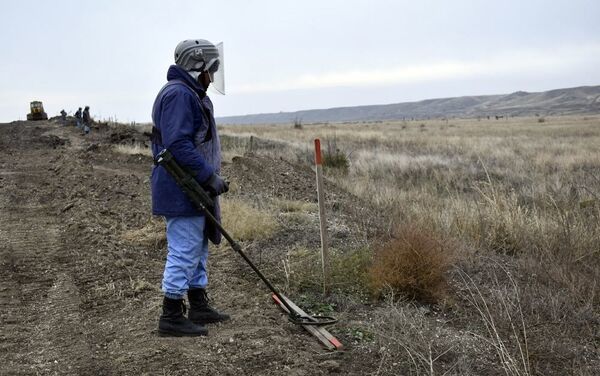  Оперативные мероприятия по очистке территорий от мин и неразорвавшихся снарядов на дороге  Тертер-Суговушан - Sputnik Азербайджан