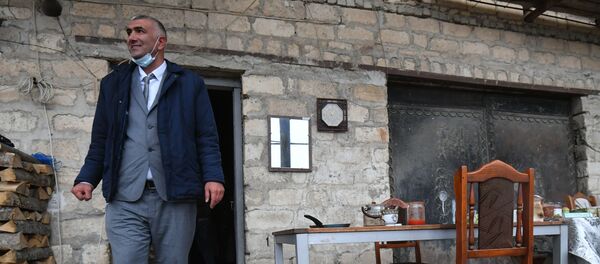 Халиг Гумбатов, вынужденный переселенец из Суговушана, спустя почти 30 лет вернулся в родной дом - Sputnik Азербайджан