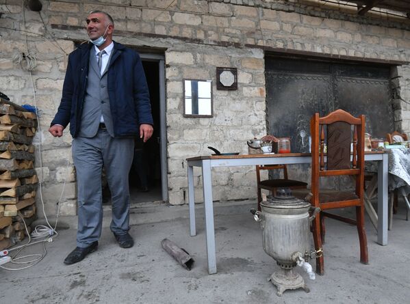 Халиг Гумбатов, вынужденный переселенец из Суговушана, спустя 30 лет вернулся в родной дом - Sputnik Азербайджан