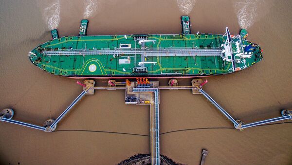 Нефтяной танкер в Китае, фото из архива - Sputnik Azərbaycan