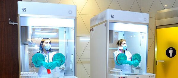 Корейские боксы для взятия проб на COVID-19 в бакинском аэропорту Корейские боксы для взятия проб на COVID-19 в бакинском аэропорту - Sputnik Азербайджан