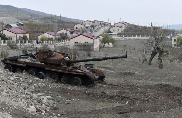 Məhv edilmiş erməni tankı  - Sputnik Азербайджан
