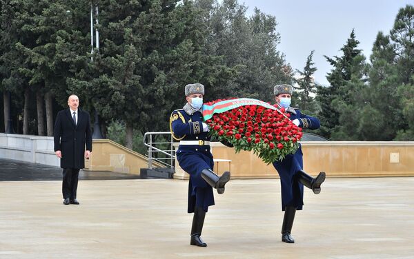 Президент Ильхам Алиев и Первая леди Мехрибан Алиева почтили память шехидов - Sputnik Азербайджан
