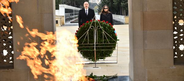 İlham Əliyev və birinci xanım Mehriban Əliyeva şəhidlərimizin xatirəsini yad ediblər İlham Əliyev və birinci xanım Mehriban Əliyeva şəhidlərimizin xatirəsini yad ediblər - Sputnik Азербайджан