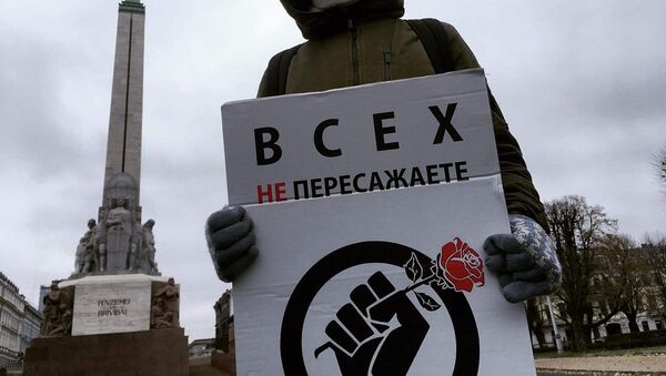 Пикет в поддержку российских журналистов в Риге - Sputnik Азербайджан